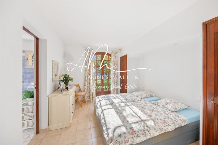 Image No.8-5 Bed House for sale