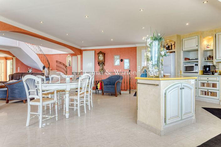 Image No.8-5 Bed House for sale
