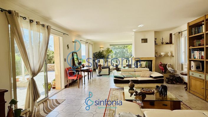 Image No.8-5 Bed House for sale
