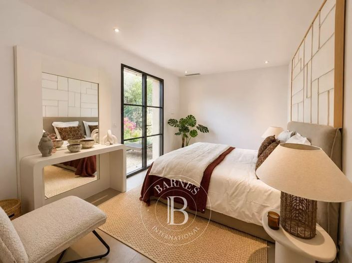 Image No.9-5 Bed House for sale