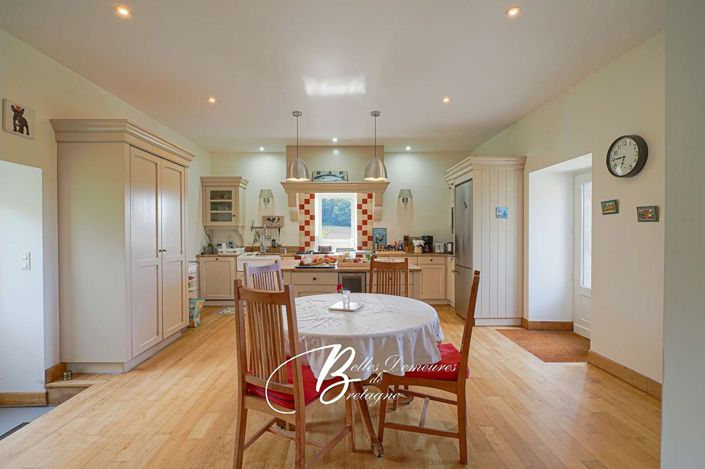 Image No.8-7 Bed Property for sale
