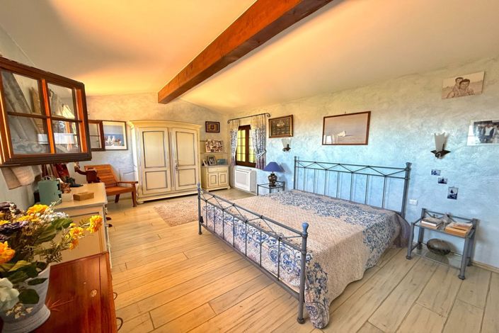 Image No.6-5 Bed House for sale