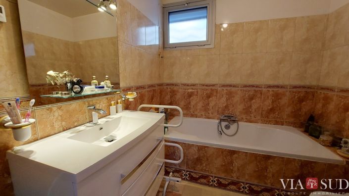 Image No.10-3 Bed House for sale
