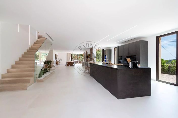 Image No.8-5 Bed House for sale
