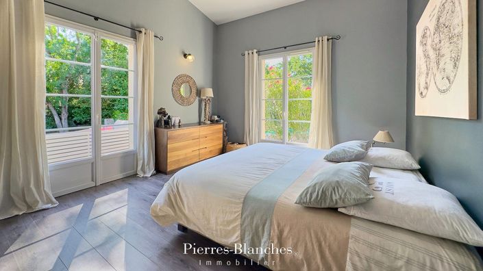 Image No.8-5 Bed House for sale