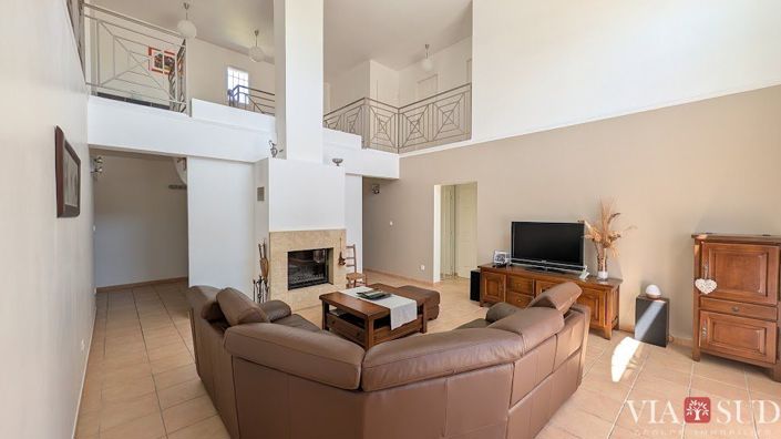 Image No.8-5 Bed House for sale