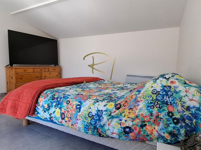 Image No.8-6 Bed House for sale