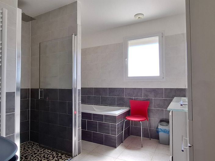 Image No.9-6 Bed House for sale