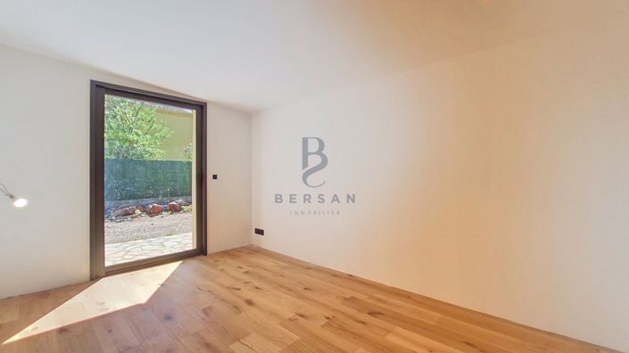 Image No.11-3 Bed House for sale