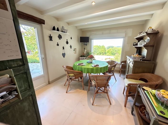 Image No.5-8 Bed House for sale