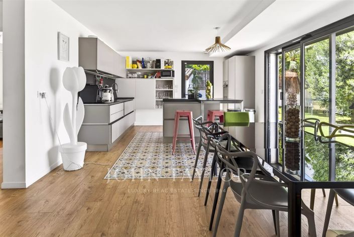 Image No.5-5 Bed House for sale