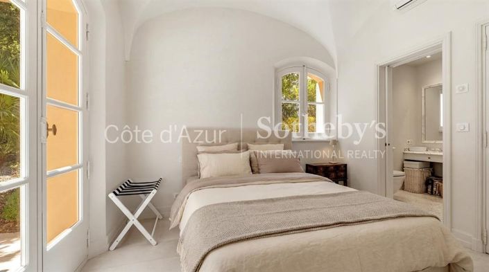 Image No.12-6 Bed Property for sale