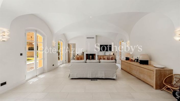 Image No.5-6 Bed Property for sale