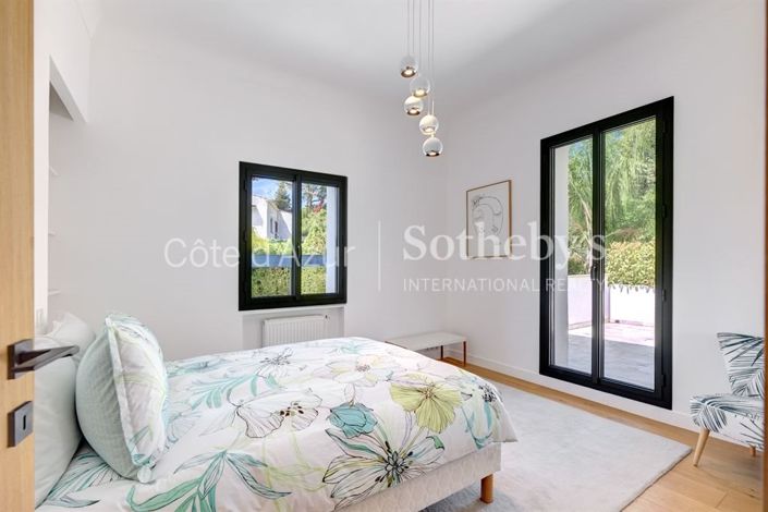 Image No.11-5 Bed Property for sale