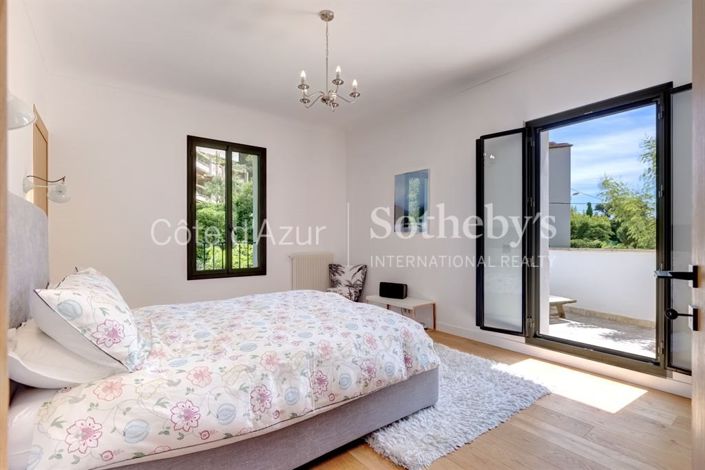 Image No.12-5 Bed Property for sale