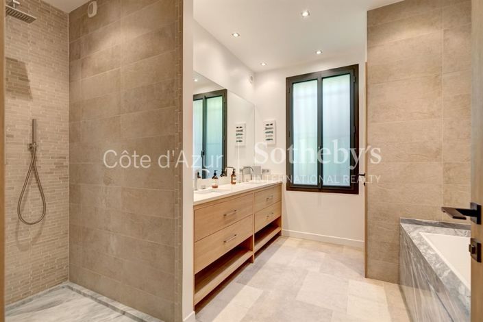 Image No.15-5 Bed Property for sale