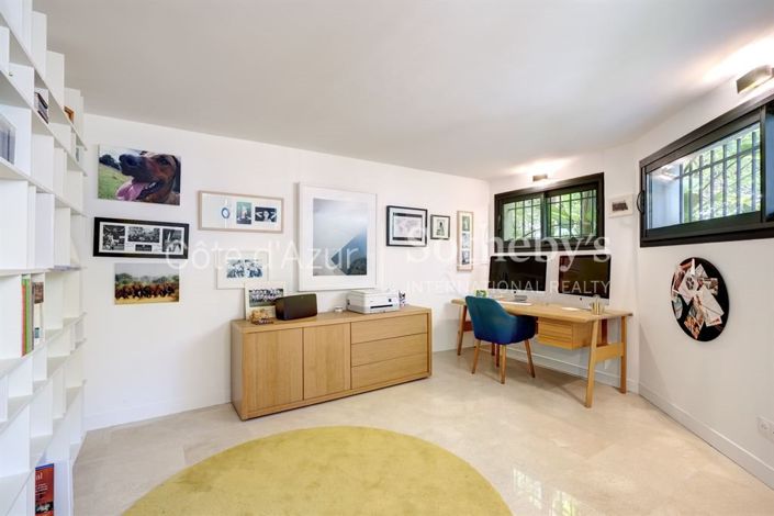 Image No.19-5 Bed Property for sale