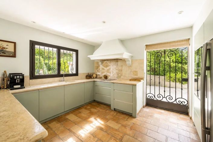 Image No.8-5 Bed House for sale
