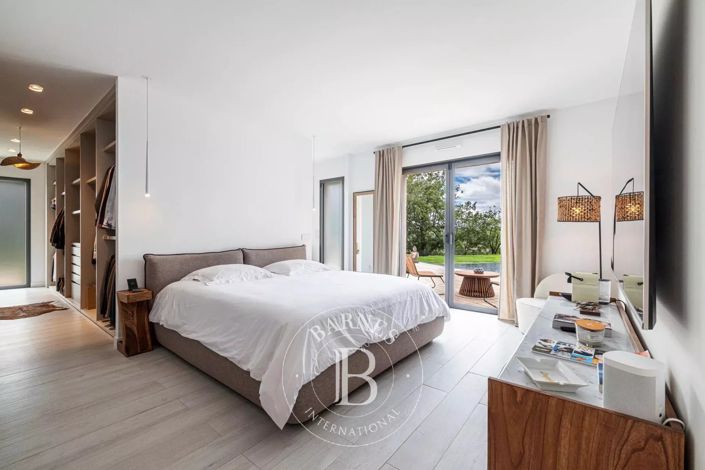 Image No.16-6 Bed House for sale