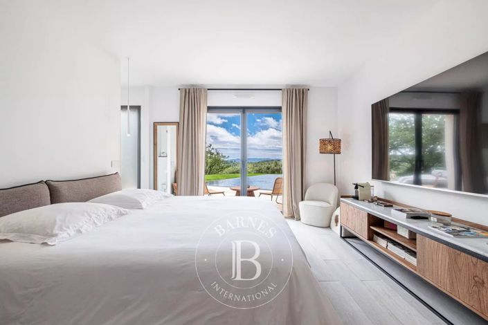 Image No.17-6 Bed House for sale