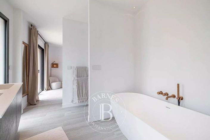 Image No.19-6 Bed House for sale