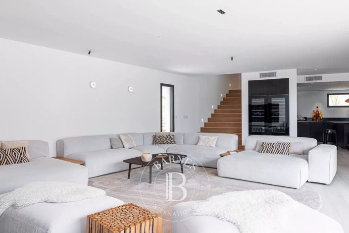 Image No.5-6 Bed House for sale