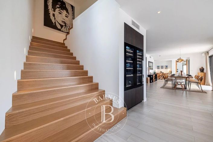 Image No.8-6 Bed House for sale