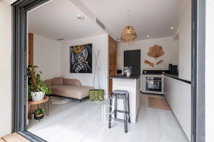 Image No.9-6 Bed House for sale