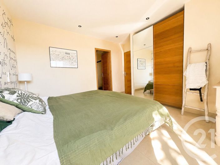 Image No.8-5 Bed House for sale