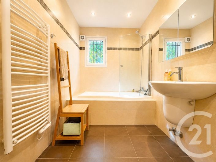 Image No.9-5 Bed House for sale