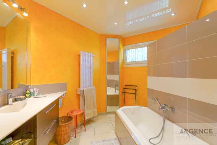 Image No.11-4 Bed Property for sale