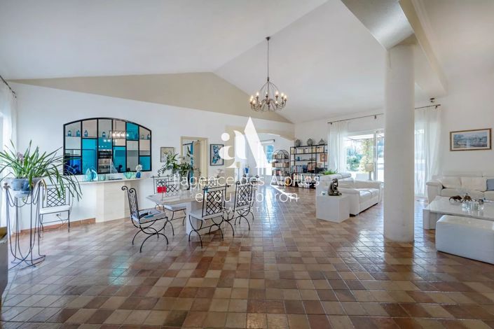 Image No.8-5 Bed House for sale