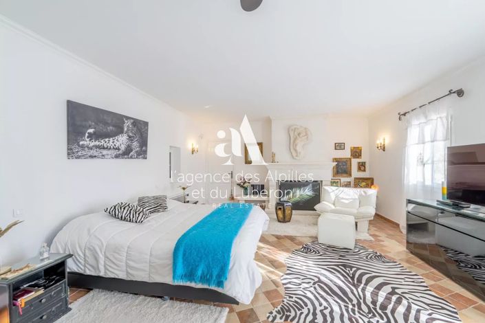 Image No.9-5 Bed House for sale