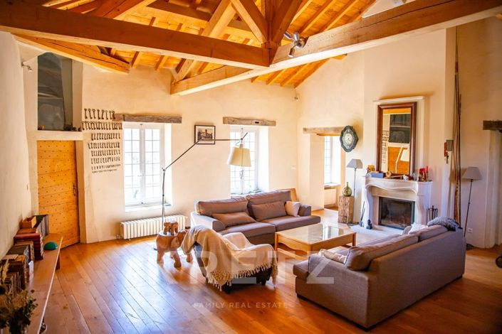 Image No.22-10 Bed Property for sale
