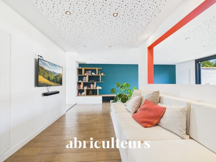 Image No.8-5 Bed House for sale