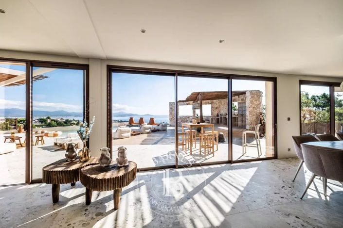 Image No.8-5 Bed House for sale