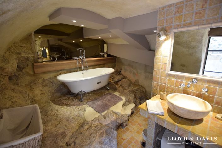 Image No.11-5 Bed House for sale