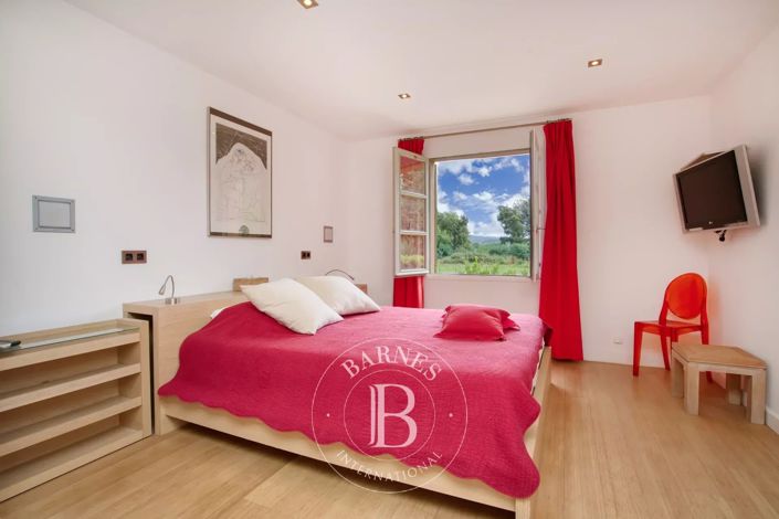 Image No.6-6 Bed House for sale