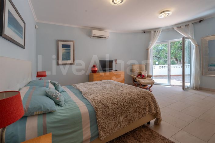 Image No.40-6 Bed House for sale
