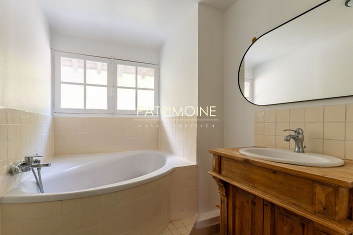 Image No.8-8 Bed House for sale