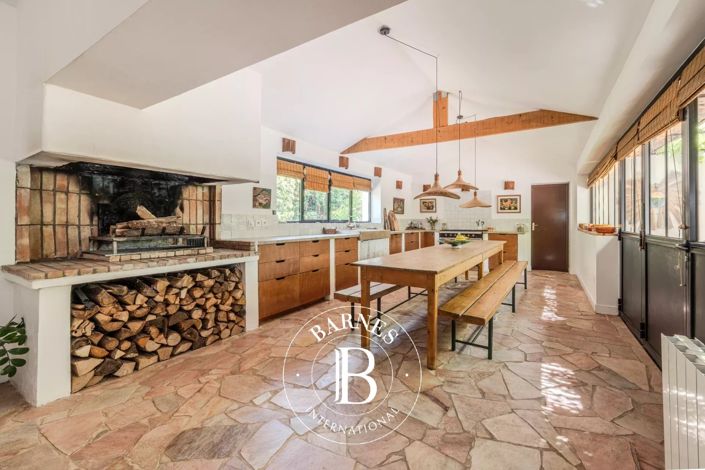 Image No.9-5 Bed House for sale