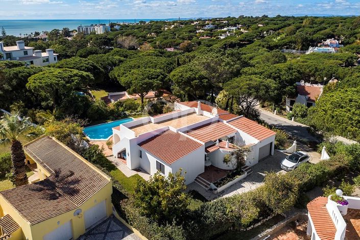A villa with sea views in Vale do Lobo with planning permiss