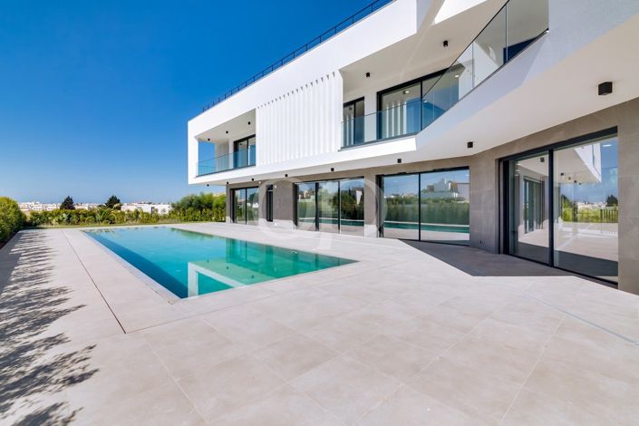 Contemporary Turnkey Villa in Galé, Algarve
