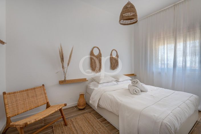 Image No.8-6 Bed House for sale