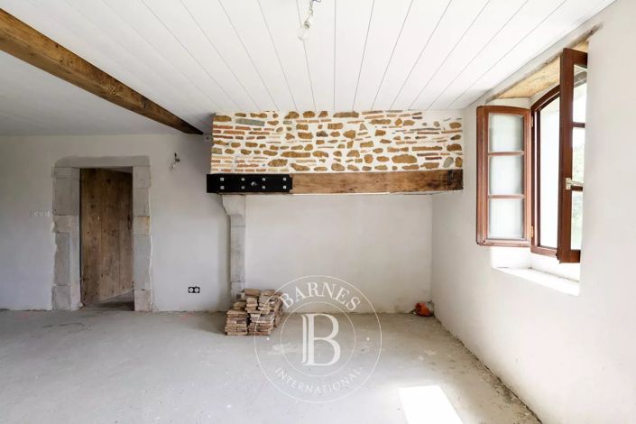 Image No.8-5 Bed House for sale