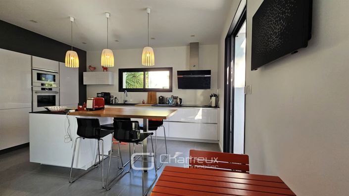 Image No.11-3 Bed House for sale