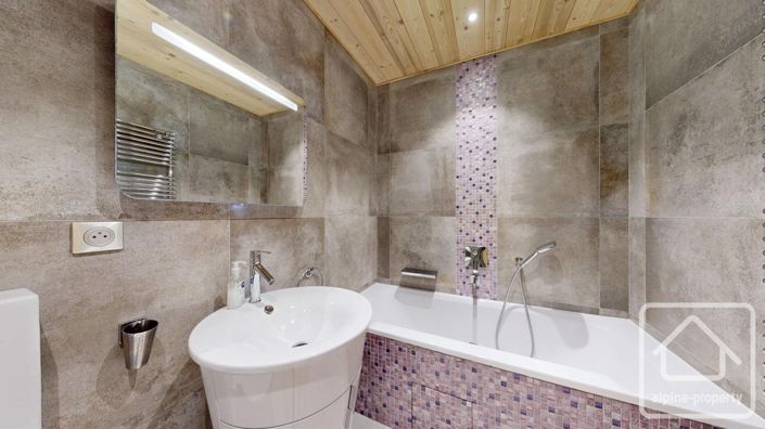 Image No.28-5 Bed Property for sale