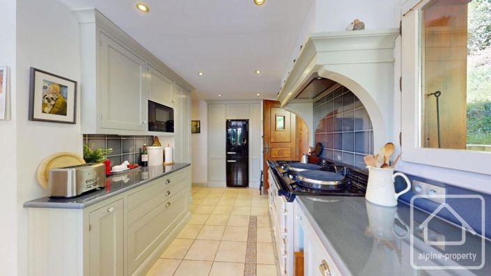 Image No.20-7 Bed Property for sale