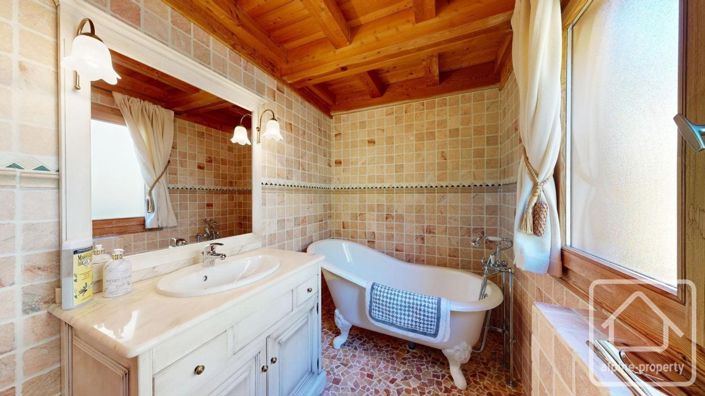 Image No.17-4 Bed Property for sale