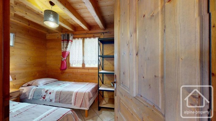 Image No.20-6 Bed Property for sale